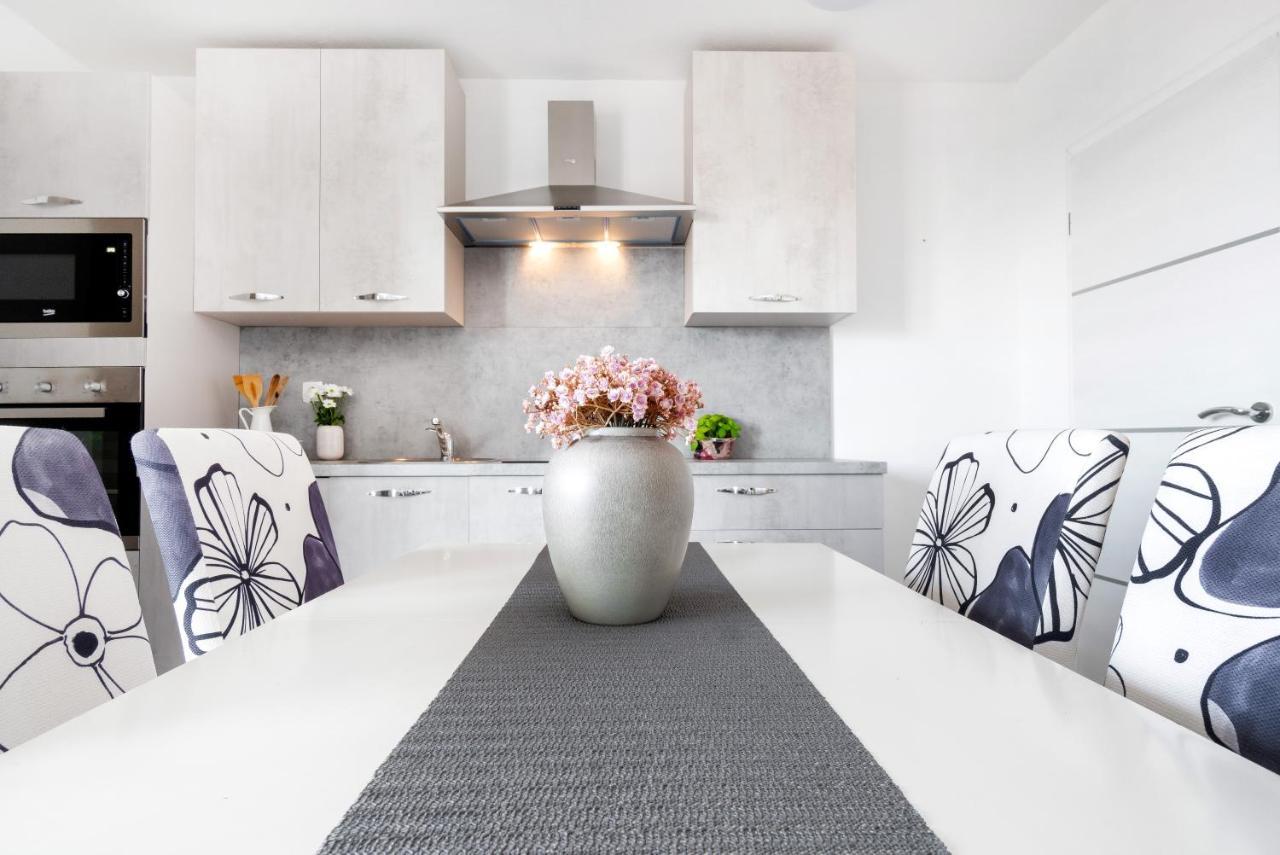 Apartments And Rooms Vuleta, Close To The Beach Makarska Ngoại thất bức ảnh