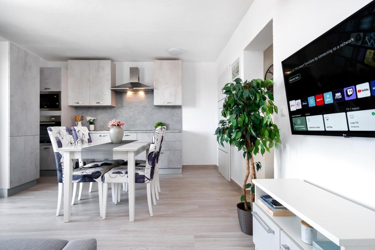 Apartments And Rooms Vuleta, Close To The Beach Makarska Ngoại thất bức ảnh