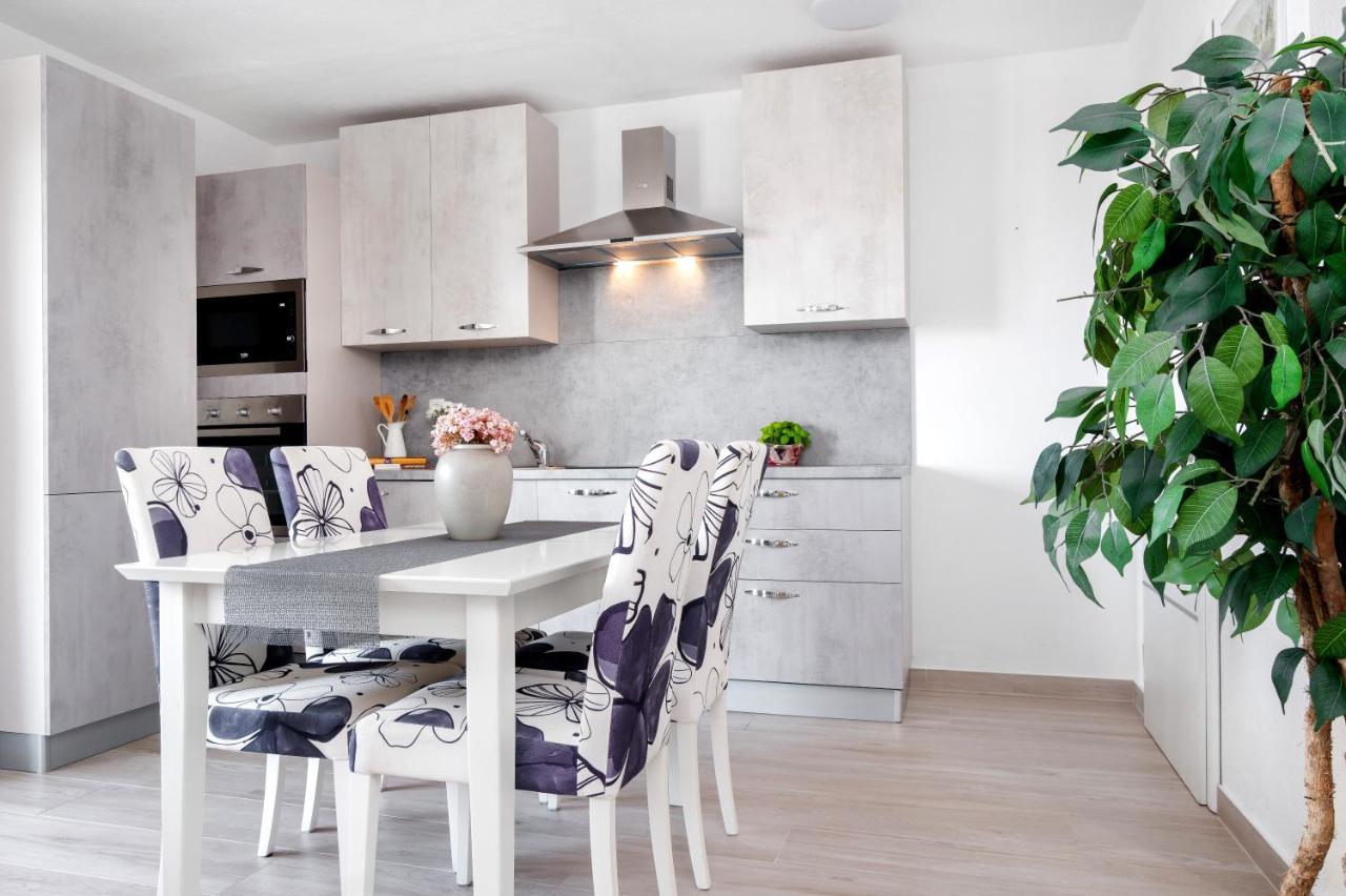Apartments And Rooms Vuleta, Close To The Beach Makarska Ngoại thất bức ảnh